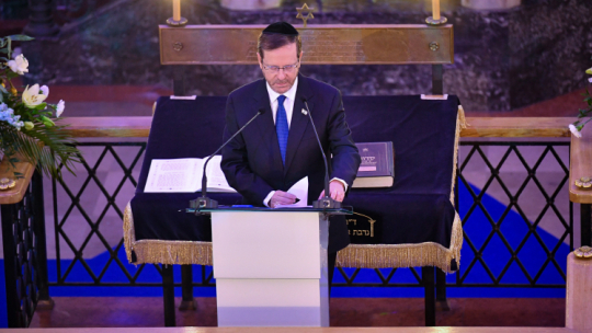 Prezydent Izraela Isaac Hercog w Synagodze Nożyków w Warszawie w 2023 r. Fot. PAP/Andrzej Lange