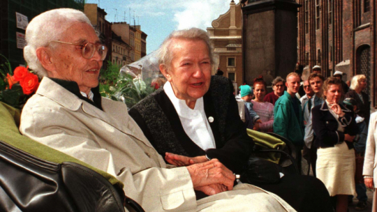 Prof. Wilhelmina Iwanowska otrzymała 25 września 1997 r. tytuł Honorowego Obywatela Torunia. Na zdjęciu z lewej w dorożce w drodze do ratusza na uroczystość. Toarzyszy jej inna zasłużona dla miasta osoba - prof. Elżbieta Zawacka. Fot. PAP/CAF Wojtek Szabelski