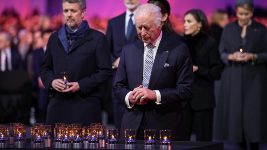 Król Wlk. Brytanii Karol III składa znicz w Auschwitz podczas uroczystości w Międzynarodowym Dniu Pamięci o Ofiarach Holokaustu w 80. rocznicę wyzwolenia niemieckiego obozu przez Armię Czerwoną. Fot. PAP/Łukasz Gągulski