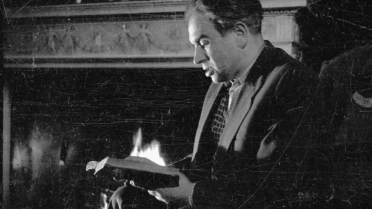 Poeta, pisarz, satyryk Konstanty Ildefons Gałczyński w domu pracy twórczej dla ludzi nauki i artystów, który utworzono w pałacu Radziwiłłów w Nieborowie, 1952. PAP/Wiktor Janik