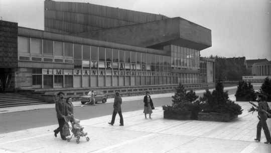Teatr im. Jana Kochanowskiego przy placu Teatralnym w Opolu, 1983 r. PAP/Longin Wawrynkiewicz 