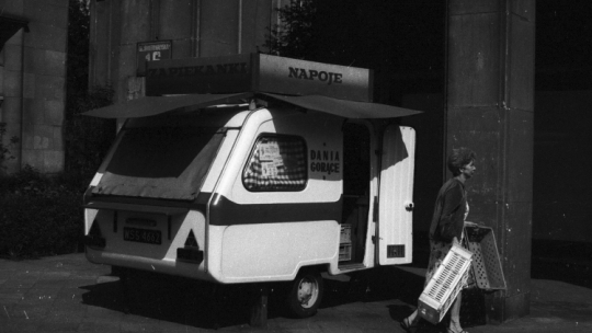 Przyczepa z zapiekankami w Warszawie, fot. PAP/S. Gawliński
