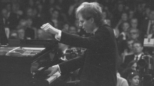 Warszawa 21 października1990 r. III etap i zakończenie XII Międzynarodowego Konkursu Pianistycznego im. Fryderyka Chopina. Nz. laureat II nagrody (I nagrody nie przyznano) pianista amerykański Kevin Kenner. PAP/Marcin Wegner