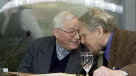Czesław Miłosz (P) i Tadeusz Różewicz (L), podczas Międzynarodowych Targów Książki we Frankfurcie nad Menem w 2000 r. PAP/Adam Hawałej