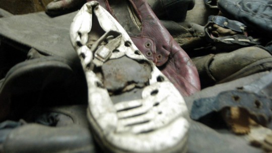 Były obóz zagłady KL Auschwitz. N/z: Buty więźniów. PAP /Jacek Bednarczyk