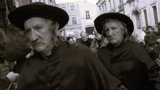 Bracia Wacław i Lesław Janiccy jako Dwaj Chasydzi z Deską Ostatniego Ratunku, Kraków 2006 r. (jb/kp) PAP/Jacek Bednarczyk