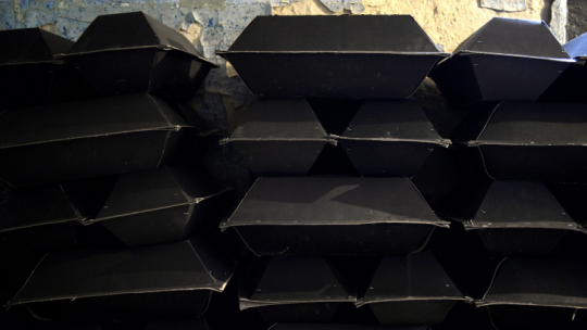 Trumienki na szczątki ofiar NKWD, odnalezione przez polskich badaczy podczas prac ekshumacyjnych we Włodzimierzu Wołyńskim na Ukrainie. Włodzimierz Wołyński 2013 r. PAP/Darek Delmanowicz