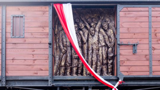 Uroczystość odsłonięcia pomnika upamiętniającego ofiary Tragedii Górnośląskiej w Bytomiu w 2015 r. PAP/Andrzej Grygiel