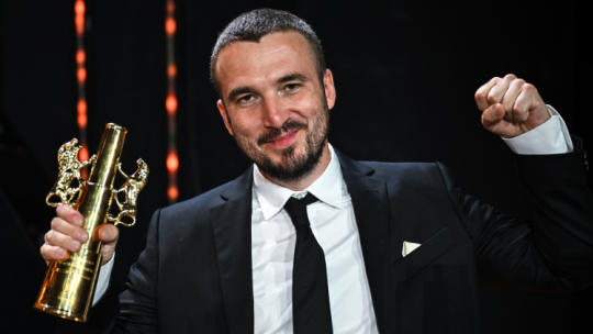 Reżyser Paweł Maślona z nagrodą Złote Lwy za film „Kos” podczas gali zakończenia 48. Festiwalu Polskich Filmów Fabularnych w Gdyni, 2023 r. PAP/Adam Warżawa