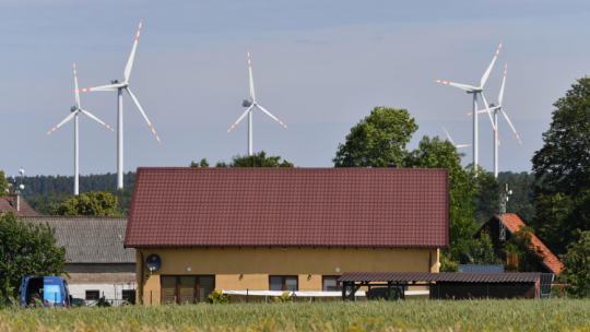 Farma wiatrowa w Białogardzie w woj. zachodniopomorskim. Fot. PAP/A. Jackowski