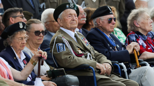 Obchody 80. rocznicy wybuchu powstania warszawskiego. Uczestnicy powstania na uroczystości przy Pomniku Polskiego Państwa Podziemnego i Armii Krajowej w Warszawie. Fot. PAP/Paweł Supernak