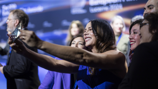 Hiszpańska aktorka Karla Sofia Gascon (C), nominowana w kategorii Aktorka Europejska za film „Emilia Perez”, robi selfie podczas 37. ceremonii wręczenia Europejskich Nagród Filmowych w Centrum Kulturalno-Kongresowym KKL w Lucernie w Szwajcarii, w grudniu 2024 r. PAP/EPA/Michael Buholzer
