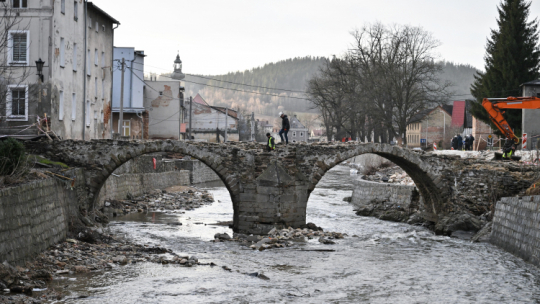 Odbudowa mostów w Lądku-Zdroju. Przeprawy zostały zniszczone w ostatniej powodzi. PAP/Maciej Kulczyński