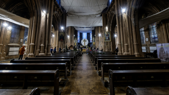 Kościół św. Mikołaja w Kijowie. Podczas rosyjskiego ostrzału pociskami balistycznymi fala uderzeniowa zniszczyła witraże rzymskokatolickiego kościoła św. Mikołaja w Kijowie, zabytku architektury o znaczeniu narodowym.  PAP/Vladyslav Musiienko