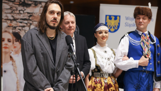 Wokalista, autor tekstów Miuosh (L) oraz marszałek województwa śląskiego Wojciech Saługa (2L) podczas briefingu przed inauguracją trasy projektu „Miuosh X i Zespół Pieśni i Tańca Śląsk - Pieśni Współczesne Tom II”, w siedzibie NOSPR w Katowicach. PAP/Kasia Zaremba