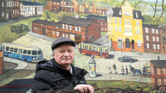 Mieczysława Wilczewski podczas odsłonięcia muralu, przedstawiającego jego obraz „Chełmionka i wehikuł czasu” ze zbiorów Muzeum Etnograficznego na odnowionej kamienicy przy Szosie Chełmińskiej 104 w Toruniu. PAP/Tytus Żmijewski