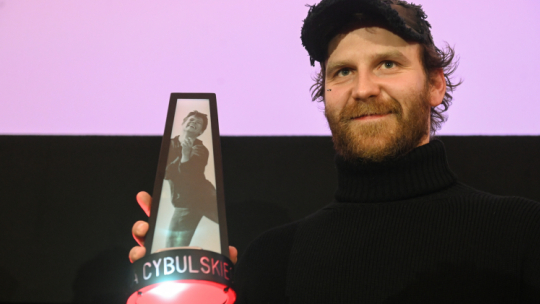 Laureat Nagrody im. Zbyszka Cybulskiego, aktor Julian Świeżewski na gali. PAP/Piotr Nowak