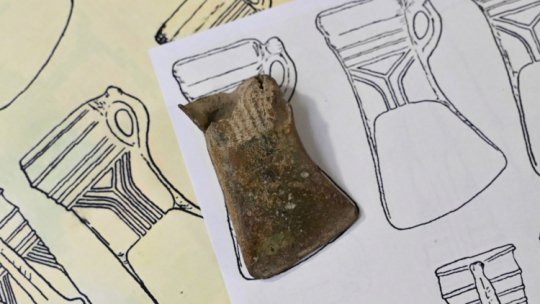 Siekierka datowana przez jarosławskich archeologów na lata 900-800 p.n.e. - późny okres epoki brązu. Fot. Łukasz Śliwiński