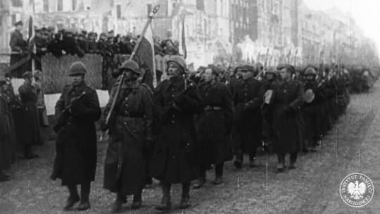 Defilada oddziałów Ludowego Wojska POlskiego w Warszawie 19 stycznia 1945 r. , kadr z filmu propagandowego. Fot.  z zasobu IPN, sygn. IPN BU pf 2361