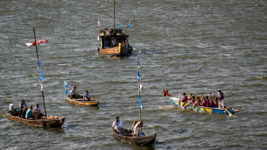 Parada na zlocie tradycyjnych jednostek rzecznych we Włocławku w ramach Festiwalu Wisły w sierpniu 2024 r. Fot. PAP/Tytus Żmijewski 