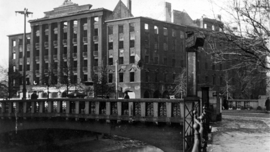 Haus Oberschlesien w Gliwicach, podpalony w 1945 r. przez żołnierzy Armii Czerwonej, fot. Muzeum w Gliwicach