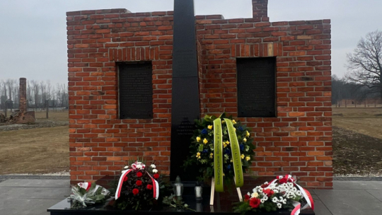 Wieńce i znicze przed pomnikiem w byłym Zigeunerlager. Fot. Fundacja Pobliskie Miejsca Pamięci Auschwitz-Birkenau