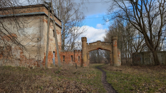 Neogotycka brama i fragment muru w Falentach zostały wpisane do rejestru zabytków, fot. Mazowiecki Wojewódzki Konserwator Zabytków