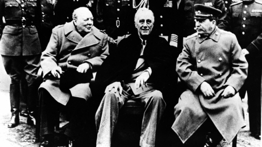 Konferencja w Jałcie, luty 1945. Nz. od lewej: premier Wielkiej Brytanii Winston Churchill, prezydent USA Franklin Delano Roosevelt, sowiecki dyktator Józef Stalin. /bpt/ PAP/CAF-reprodukcja