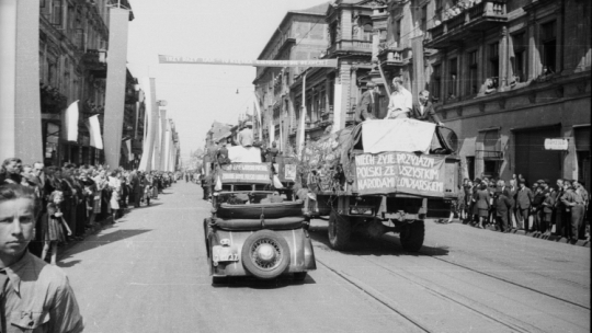 Pierwszy pochód pierwszomajowy w powojennej Łodzi (ulica Piotrkowska), fot. PAP/Stanisław Urbanowicz