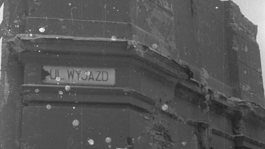 Warszawa, maj 1947 r. Rozbiórka ruin w dawnej dzielnicy żydowskiej. Nz. prace przy ul. Wyjazd, rejon ul. Nalewki. /PAP 