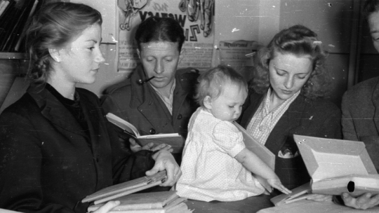 Wypożyczanie książek, 1947 r. PAP