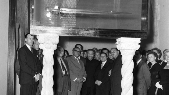 W 1959 r. do kraju powróciły z Kanady bezcenne skarby związane z dziejami Polski - m.in. miecz koronacyjny królów "Szczerbiec" - n/z na Wawelu w skarbcu koronnym, fot. PAP/CAF/Archiwum