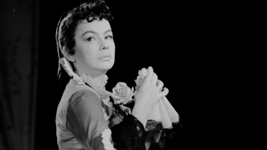 Aktorka Danuta Szaflarska na scenie Teatru Narodowego, jako Helena Iwanowna Popowa w sztuce Antoniego Czechowa pt. „Niedźwiedź”, w reżyserii Władysława Krasnowieckiego, 1959 r. PAP/Edmund Uchymiak