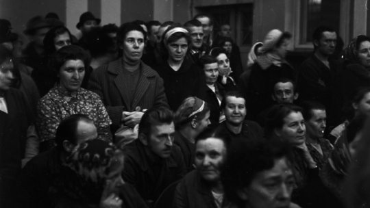 Łódź 10.02.1971. W lutym przez Łódź przeszła fala strajków pracowników łódzkich fabryk, których przyczyną były bardzo złe warunki pracy i obniżenie zarobków w nowym roku. Nz. strajk w Zakładach Przemysłu Bawełnianego im. Juliana Marchlewskiego w Łodzi. PAP/Witold Rozmysłowicz
