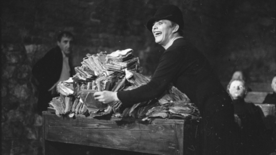 Teatr Cricot 2. W Krakowie. Przedstawienie w reżyserii Tadeusza Kantora pt. „Umarła klasa”. Na zdjęciu: m.in. Tadeusz Kantor (w tle L), 17 kwietnia 1978 r.  PAP/Maciej Sochor
