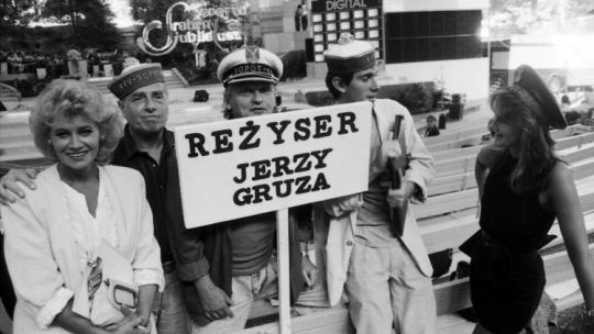 Sopot, sierpień 1988 r. Od lewej Krystyna Loska, Lucjan Kydryński, Jerzy Gruza, Marcin Kydryńki, Grażyna Torbicka na Międzynarodowy Festiwalu Piosenki PAP/Stefan Kraszewski