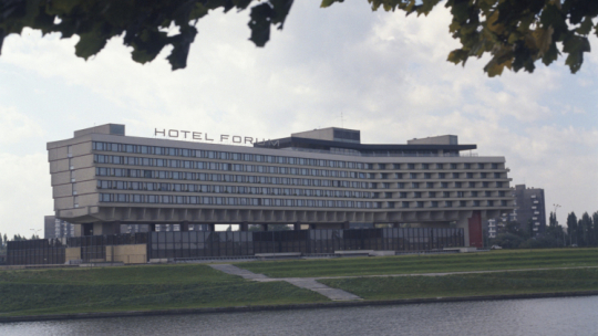 Kraków 09.1988. Nowoczesny czterogwiazdkowy hotel Forum wybudowany według projektu Janusza Ingardena w latach 1978-1989. PAP/Jerzy Ochoński