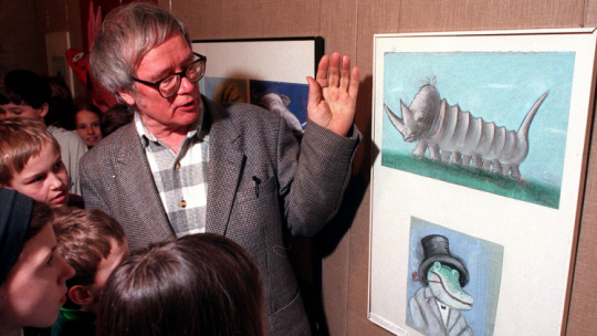 Inauguracja Państwowej Galerii Sztuki i Ośrodka Edukacji Plastycznej w Toruniu. Wystawa i Józefa Wilkonia. N/z autor podczas z dziećmi, dla których urządzono warsztaty plastyczne. PAP/CAF Wojtek Szabelski