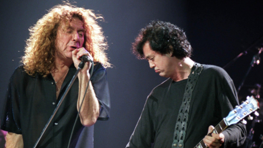 Gitarzysta Led Zeppelin Jimmy Page (po prawej) z wokalistą Robertem Plantem, podczas koncertu w Wiedniu, 13 listopada 1989 r. PAP/EPA PHOTO/APA/HANS TECHT/HT-hh