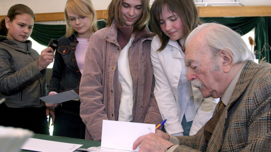 Edmund Niziurski jako gość honorowy konferencji naukowej zorganizowanej w 80. rocznicę jego urodzin w Domu Środowisk Twórczych w Kielcach. Fot. PAP/Piotr Polak