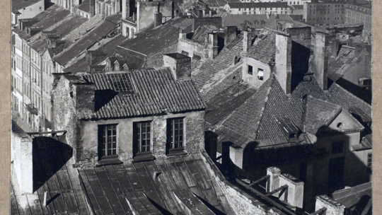 Fotografia Jana Bułhaka z 1920 roku - Dachy Starego Miasta. PAP/MNwW/Jan Bułhak 