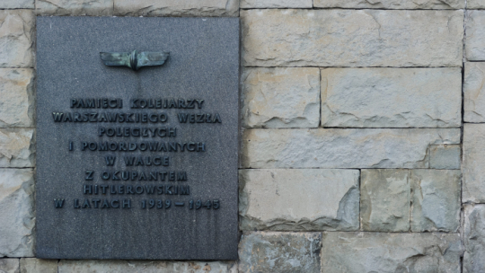Tablica pamięci zamordowanych kolejarzy Warszawskiego węzła kolejowego w latach 1939-1945 przy Dworcu Centralnym. PAP/Wojciech Pacewicz