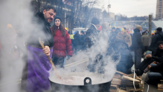 Zwolennicy UE demonstrujący przeciwko rządowi na Majdanie Niepodległości w Kijowie w listopadzie 2013 r. Fot. PAP/Paweł Supernak