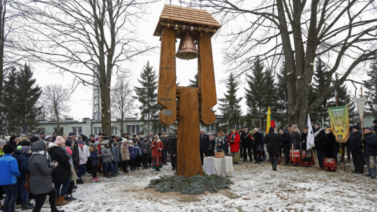 Odsłonięcie rzeźby upamiętniającej 100. rocznicę odzyskania niepodległości Litwy przed Domem Kultury Litewskiej w Puńsku w 2018 r.  PAP/Artur Reszko