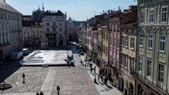 Rynek Starego Miasta we Lwowie. Fot PAP/Wojtek Jargiło