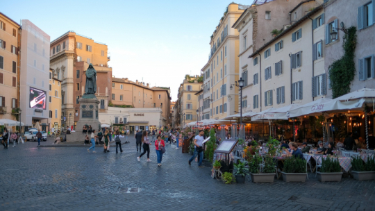 Plac Campo de' Fiori w Rzymie. Fot. PAP/ Albert Zawada 