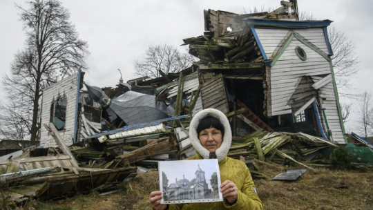  XIX-wieczny drewniany kościół Narodzenia Najświętszej Maryi Panny to zabytek architektury o znaczeniu narodowym. Został zniszczony w wyniku rosyjskiego nalotu w nocy 8 marca 2022 r., fot. PAP/Vladyslav Musiienko