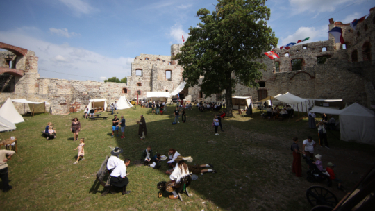 IX edycja wydarzenia „Obrona Zamku Tenczyn przed Szwedem” (2024 r.) - imprezy rekonstrukcyjnej osadzonej w realiach XVII wieku. Fot. PAP/Łukasz Gągulski