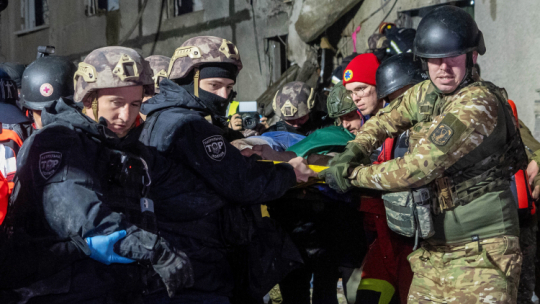Charków, Ukraina, 31. Października 2024 r. Na zdjęciu z 30 bm. zniszczony budynek mieszkalny w Charkowie po ataku wojsk rosyjskich bombą lotniczą FAB-500. Zginęło jedno dziecko, a 30 osób zostało rannych. Trwa Inwazja Rosji na Ukrainę. PAP/Mykola Kalyeniak
