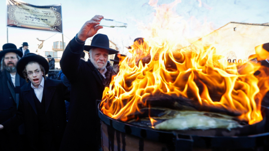 Kulminacyjnym momentem uroczystości jest zapalenie ognia między godziną 14 a 15. Fot. PAP/Waldemar Deska 